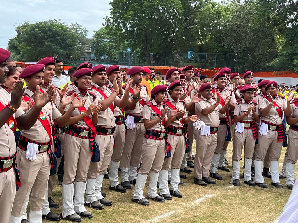 #azadikaamritmahotsav2022 के शुभ अवसर पर <a href="/nishantyadavIAS/">Nishant Yadav IAS</a> के आदेशानुसार  टीम द्वारा जिला स्तरीय कार्यक्रम में परेड में हिस्सा लिया गया। उत्साहित टीम ने परेड में शानदार प्रदर्शन किया और सबका मन मोह लिया।
<a href="/DC_Gurugram/">DC Gurugram</a> <a href="/cmohry/">CMO Haryana</a> <a href="/mvishram/">Vishram Meena</a> <a href="/anilvijminister/">Anil Vij Ambala Cantt Haryana, India</a> <a href="/Rao_InderjitS/">Rao Inderjit Singh</a>