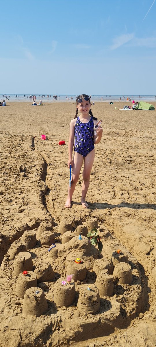 ladydignam's tweet photo. Yesterday we went to Lytham St Annes and Ella had the best time at the beach with @MrsWilliamsSM https://t.co/TbyNpYmJez