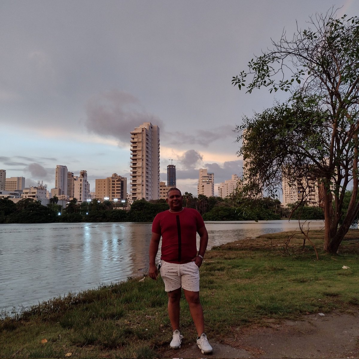 EdwinGu25564948's tweet photo. #NuevaFotoDePerfil https://t.co/3kDrm9FfUD