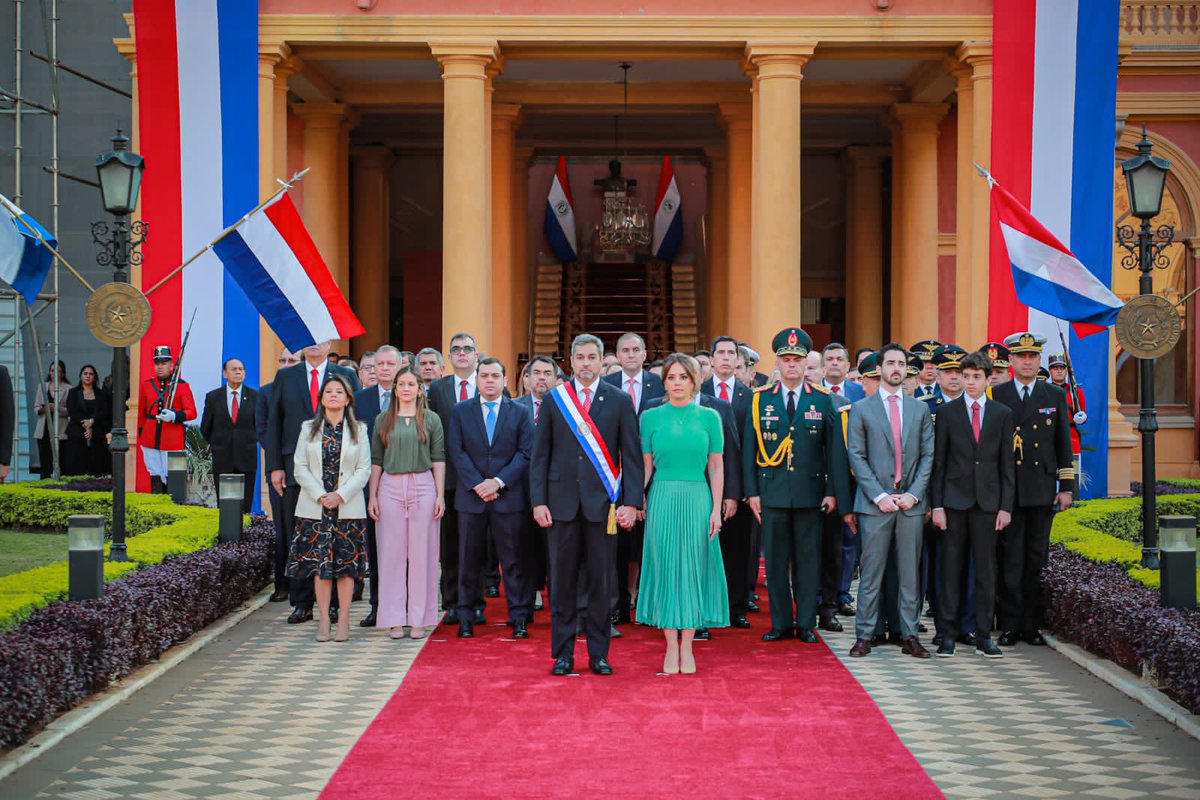 PresidenciaPy's tweet photo. En los Jardines del Palacio de Gobierno, el presidente @MaritoAbdo, acompañado de la primera dama @silvana_abdo y ministros de su gabinete, presidió el izamiento de la Bandera y entonación del Himno Nacional, en conmemoración al 485° Aniversario de la Fundación de Asunción. https://t.co/2RBaDOsLKh