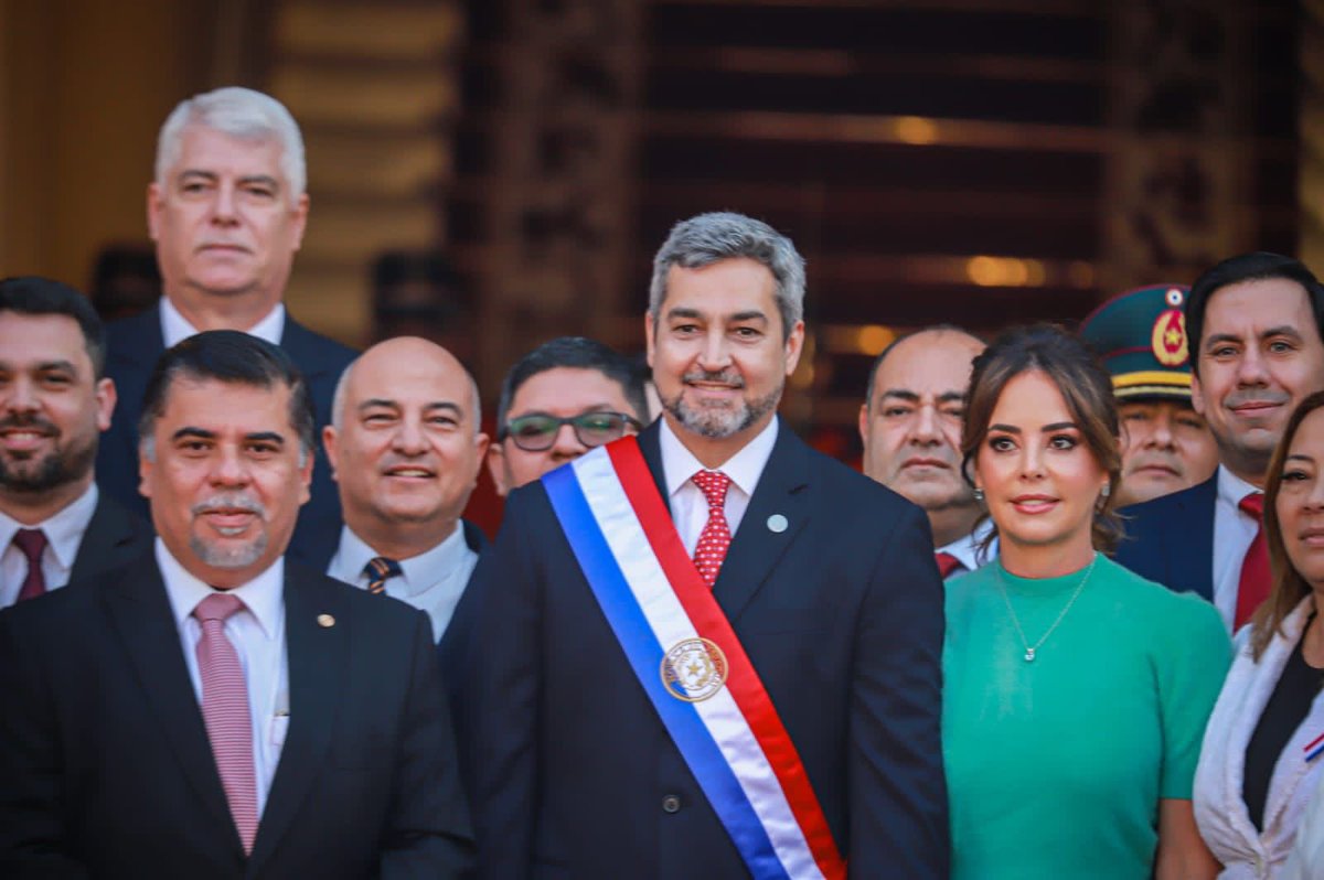PresidenciaPy's tweet photo. En los Jardines del Palacio de Gobierno, el presidente @MaritoAbdo, acompañado de la primera dama @silvana_abdo y ministros de su gabinete, presidió el izamiento de la Bandera y entonación del Himno Nacional, en conmemoración al 485° Aniversario de la Fundación de Asunción. https://t.co/2RBaDOsLKh
