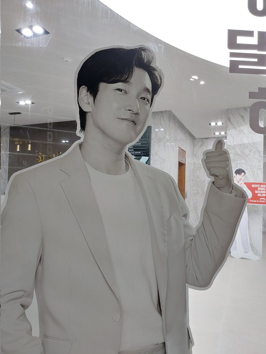 JO_SN_'s tweet photo. 지나가다 우연히 발견했는데 여기 조승우 빌딩 아니냐며.. 여행이지승우가 왕왕 크게 붙어있음ㅠㅠ https://t.co/GMrAQEFYY3