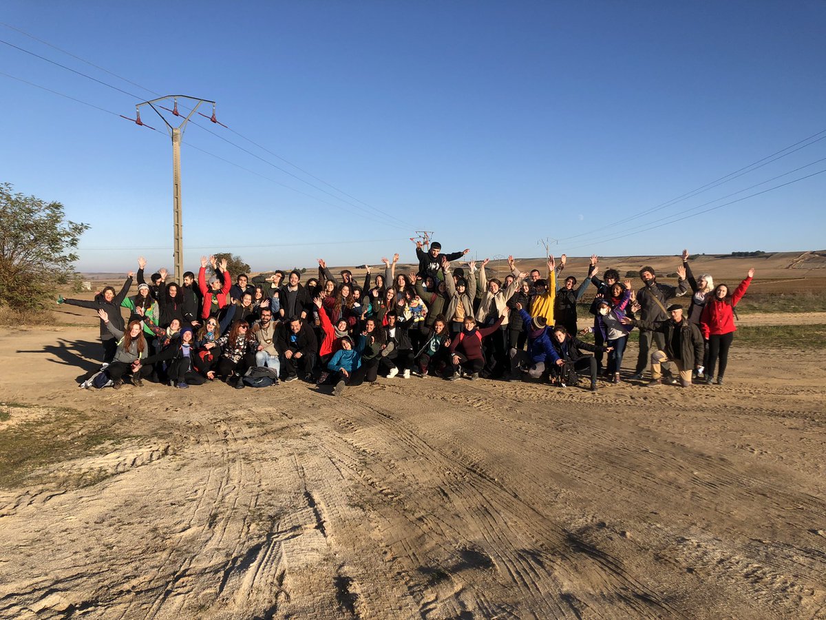 AleTwin_'s tweet photo. @FFFSalamanca @juan_ggallardo Da miedo que ya ni en los políticos podamos confiar la juventud… Como nos ridiculicéis vosotros ya que nos queda @juan_ggallardo #Lajuventudhaciendotutrabajo #Gallardopisaelcampo 💔 https://t.co/t4SPN29sRc