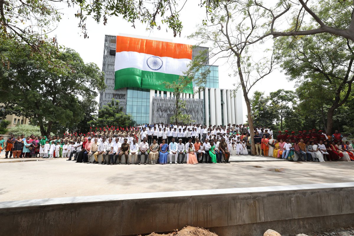 sonacollege's tweet photo. Sona Group flagged a 75' × 50' large #NationalFlag
D flag is designed wd patriotism nd d spirit of freedom in completing 75 years of Independence by d students of d Dept. of #FashionTechnology,@sonacollege, &amp; d students of d Dept. of #TextilesTechnology , @tptcollege, &amp; teachers https://t.co/cVLWUY6ewY