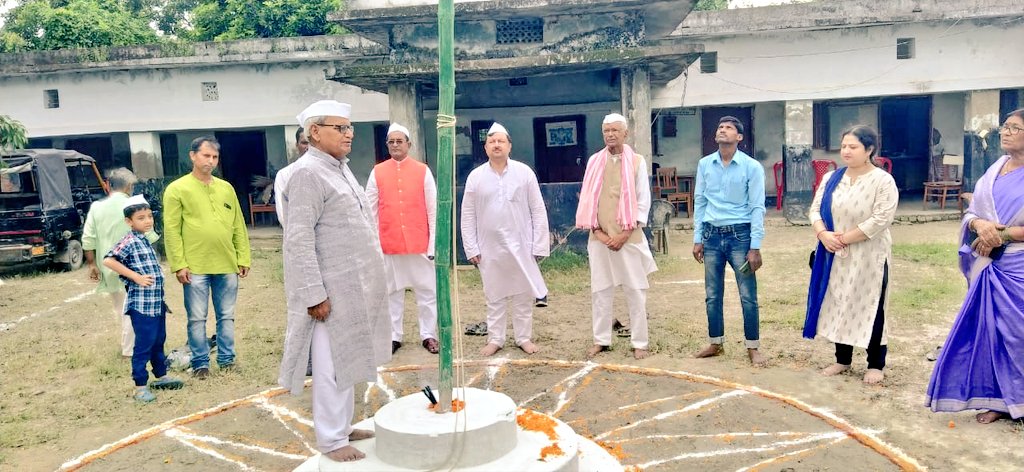 saurabhiirm's tweet photo. Happy #IndependenceDay2022. Celebrating with colleagues &amp; activists at #Muzaffarpur. #IndiaAt75 @sndeep @dipalisharma02 @justbeingsapru @venketswar @Puspasree_Debi @arvindamuz1 @kumkumkumar @Umeshk_87 @Birennayak5 @PankajShwetabh @Ratnesh79387861 @EkramPRO @prk_2016 https://t.co/jrRnIOYrNG