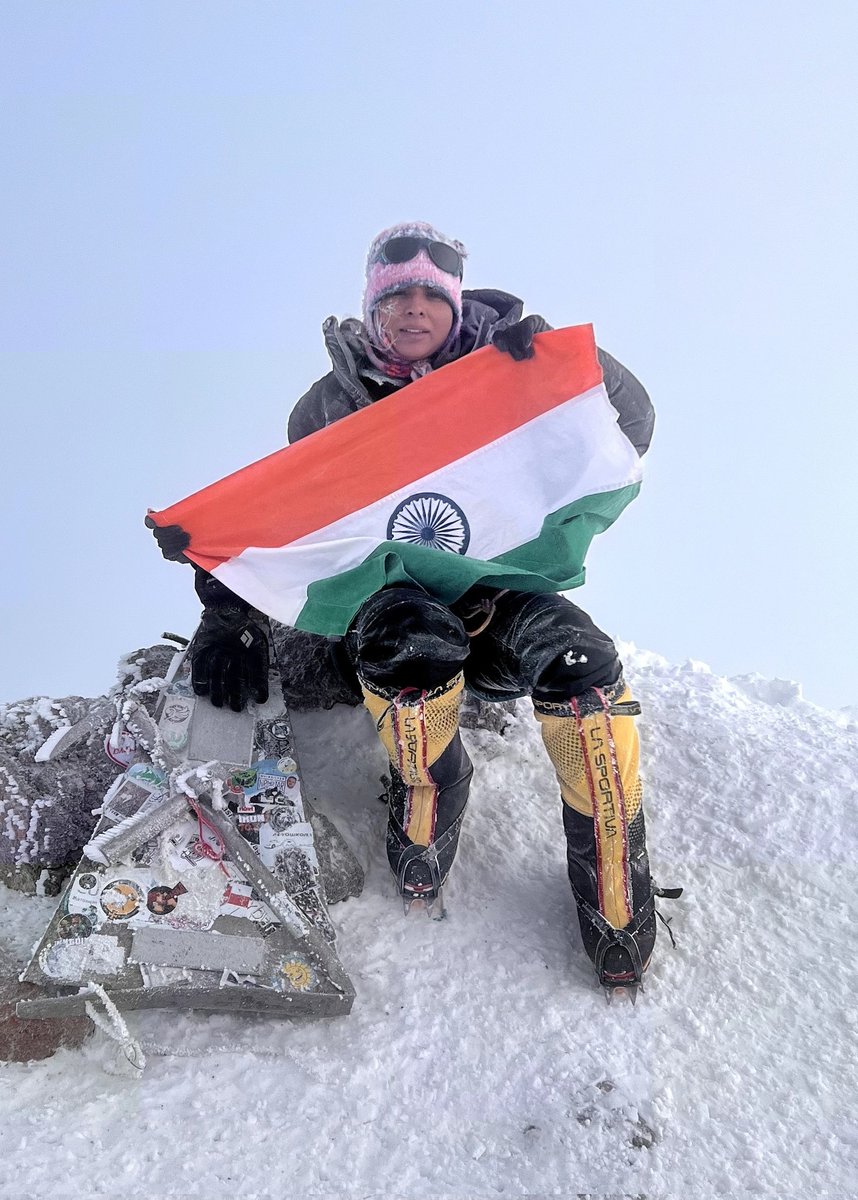 BhawnaDehariya's tweet photo. देश की आजादी के 75वीं वर्षगांठ पर सभी भारतवासियों को स्वतंत्रता दिवस की शुभकामनाएं. मुझे यह साझा करते हुए गर्व हो रहा है कि मैंने इस महापर्व को समुद्र तल से 5642 मी (18510 फीट) की ऊंचाई पर यूरोप के सबसे ऊंची चोटी माउंट एल्ब्रस पर मनाया. जय हिंद जय भारत. https://t.co/8ADSbuv7Ou