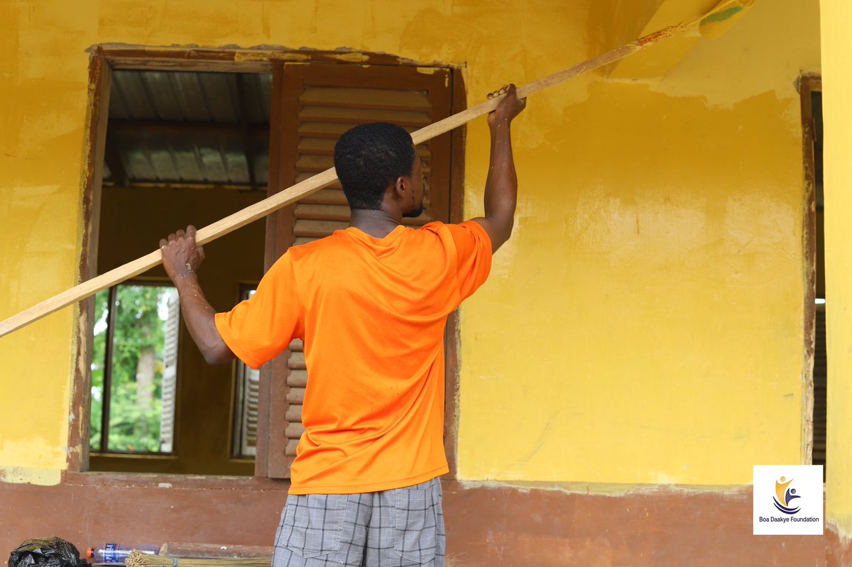 A big #shoutout to all the amazing youths who volunteered to support us implement our #PainttoServe project over the weekend (Saturday, 13th August 2022) to commemorate #InternationalYouthDay and #YouthDayofService at the Dehia Basic School in the Central Region of Ghana.