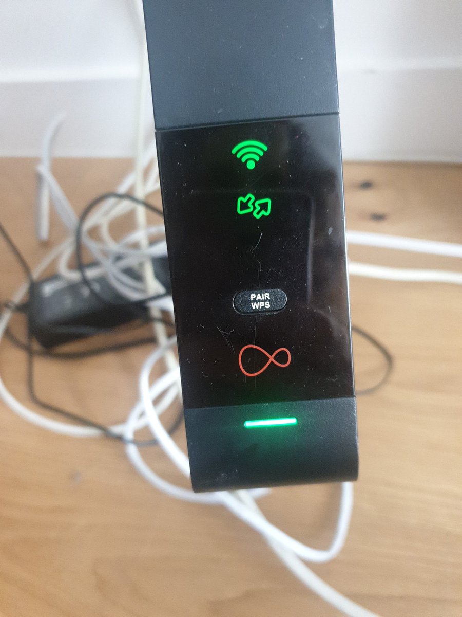 MorningtonMedia's tweet photo. @virginmedia Hub 3.0
Two green arrow lights flashing, green straight line and green WiFi symbol. https://t.co/fbnfI1Qyns