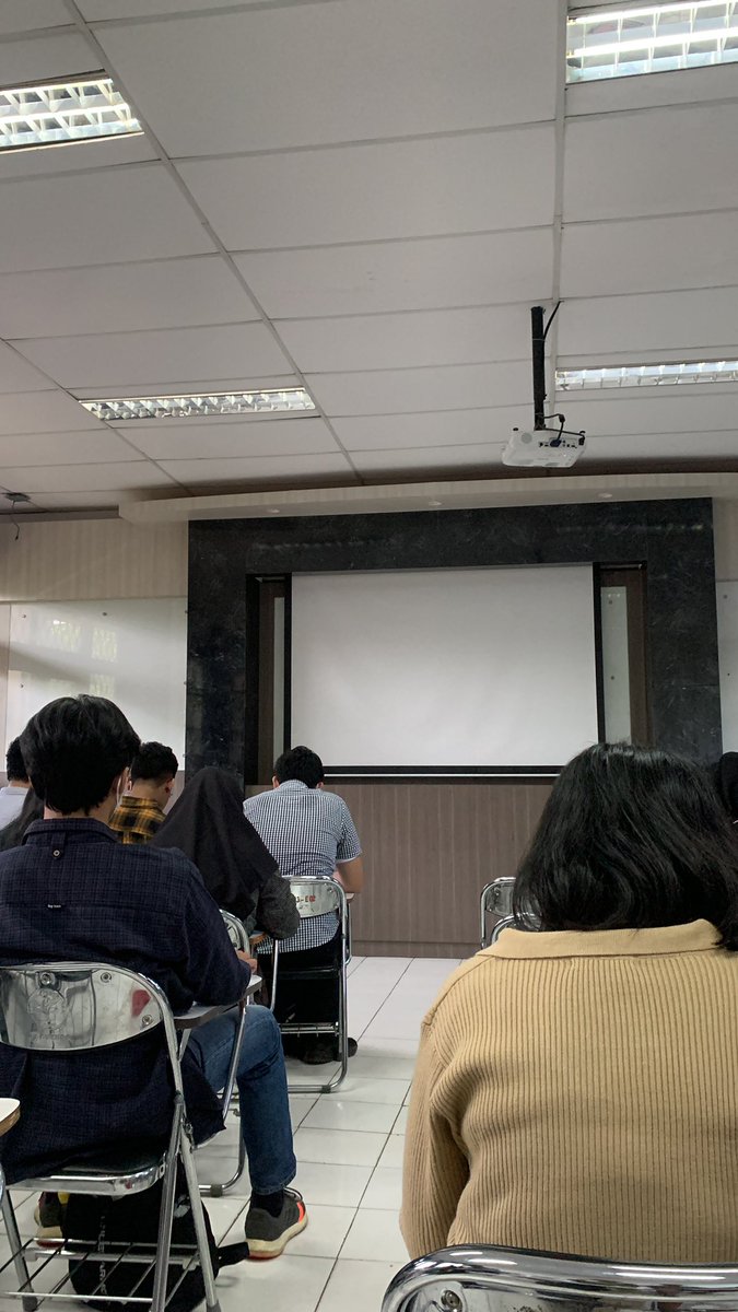 atololah's tweet photo. rate first day kuliah offline semester 3 di IPB University 8.5/10 alias gue capek nyasar cari gedung a ke gedung b. https://t.co/u7qowmeW2n