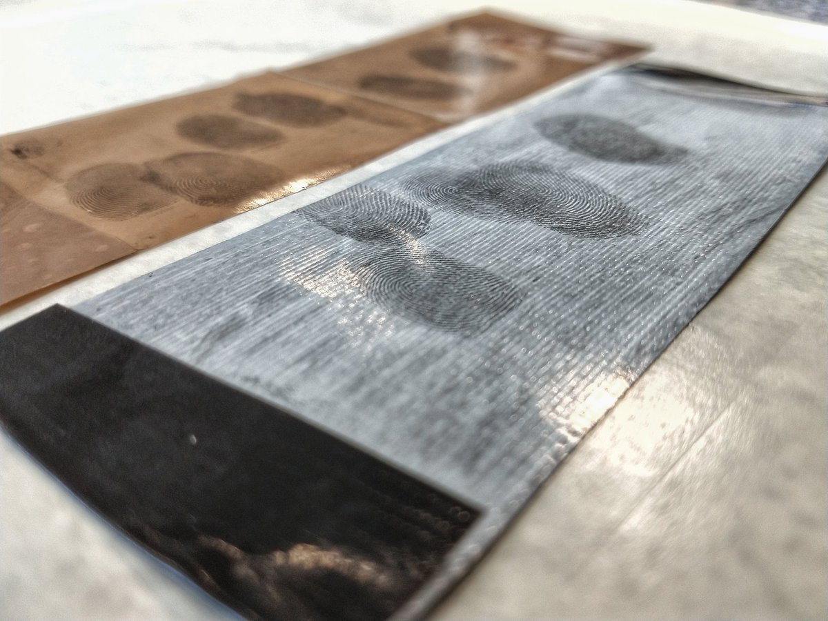 science_ser's tweet photo. Today we will work with adhesive surfaces. 
Reagent tested. 
It seems that work well 😏

Let's go!

#fingerprints #huellas #papiloscopia https://t.co/EWTjHntyw8
