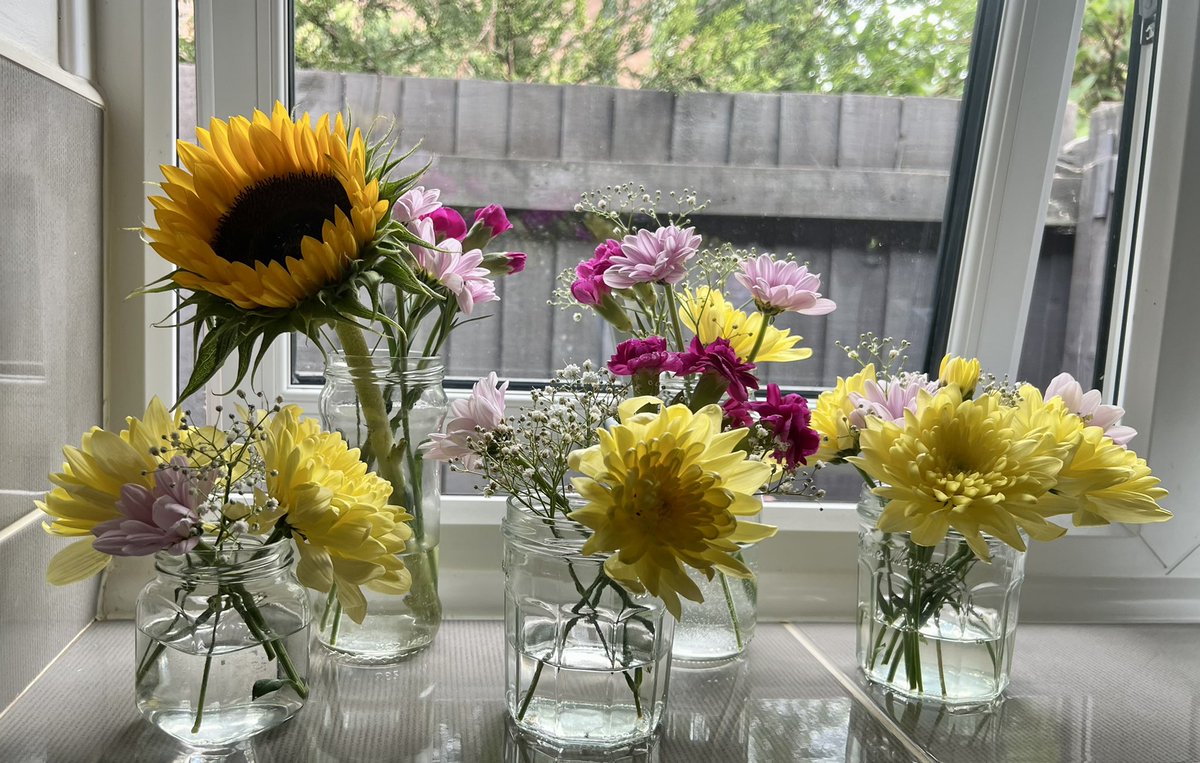 SamBobHaydon's tweet photo. Happy Monday to you! #whatsinyourvase festival jam jars here from the weekend’s bash, brightening up the place as the garden is looking 💩🤣. Looking forward to rain tomorrow! 🙏🏼🌧 Enjoy your day. 🌻🌼🌸#GardeningTwitter #summer #festivalflowers #raindancing https://t.co/qZUqEOoj0p