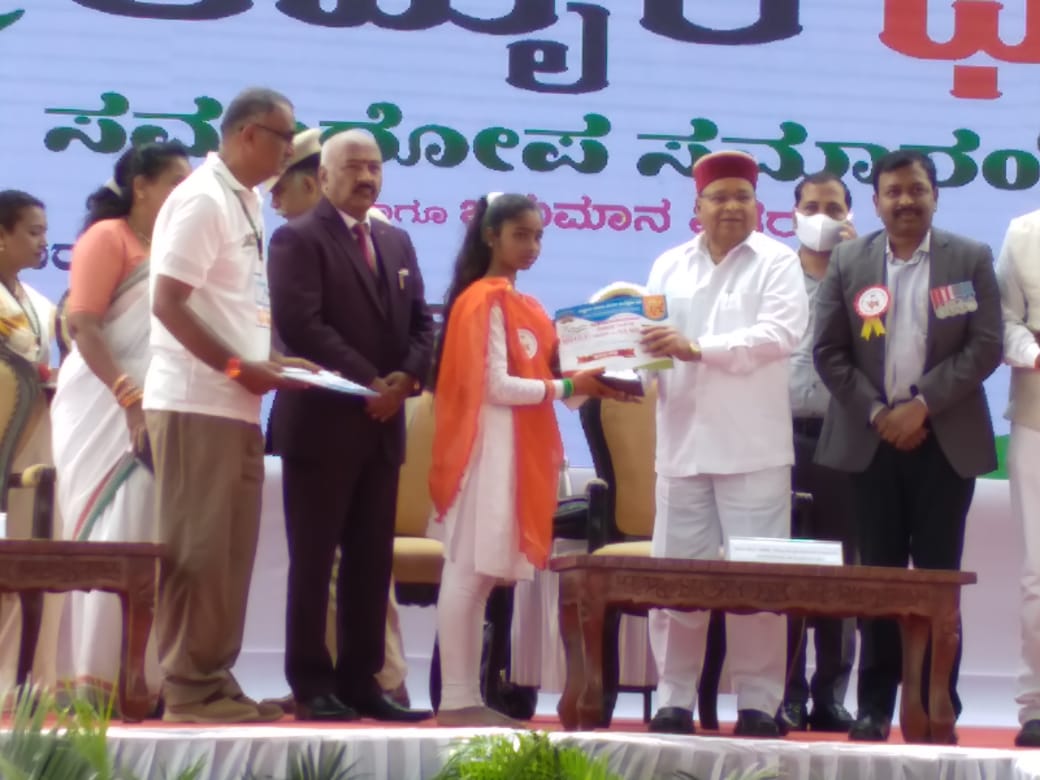 nelefoundation's tweet photo. Kumari Arpita of Nele Dwaraka Tumkuru being felicitated at Empress college for securing 87% in 2 PUC  in presence of honorable state government Shri Gehlot. are wish her resounding success.. https://t.co/RiswGoTbRv