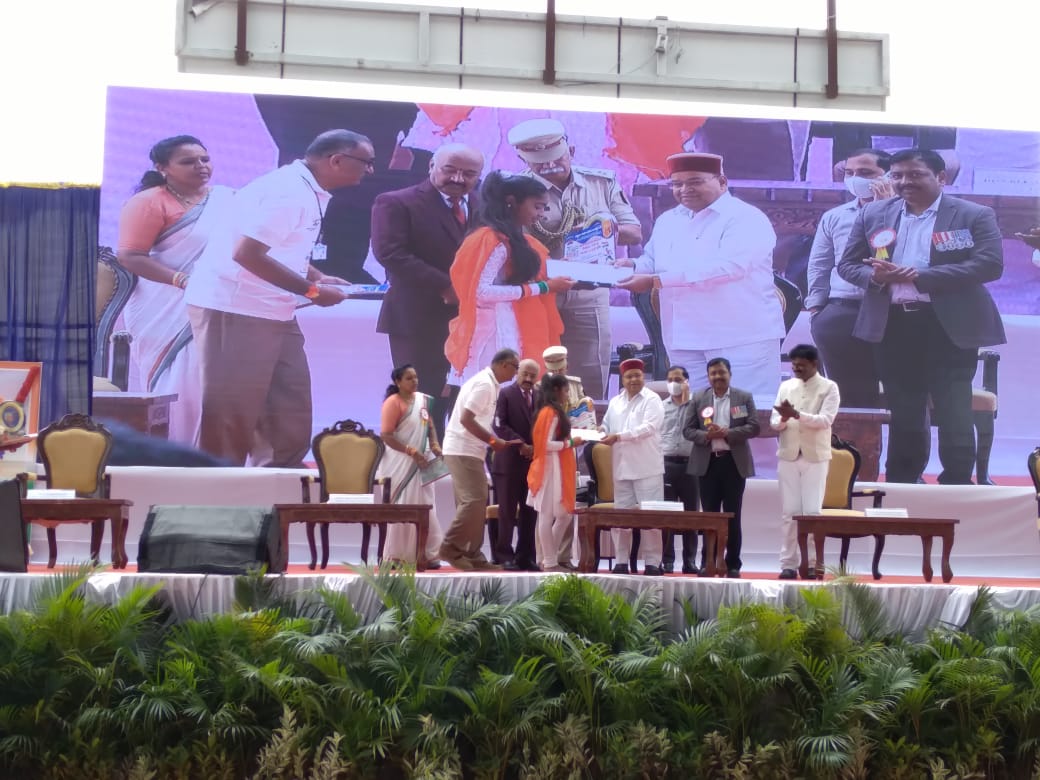 nelefoundation's tweet photo. Kumari Arpita of Nele Dwaraka Tumkuru being felicitated at Empress college for securing 87% in 2 PUC  in presence of honorable state government Shri Gehlot. are wish her resounding success.. https://t.co/RiswGoTbRv