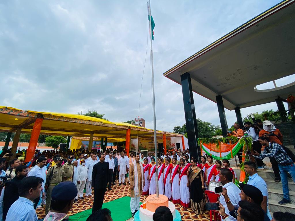 aksharmaBharat's tweet photo. आज स्वतंत्रता दिवस के अवसर पर आज़मगढ़ ज़िले के सरकारी कार्यक्रम में ध्वजारोहण किया।

अमृत महोत्सव के वर्ष में राष्ट्रसेवा के लिए पुनः संकल्प लिया।

वंदे मातरम।

#AzadiKaAmritMahotsav #हर_घर_तिरंगा #IndependenceDay @RSSorg @narendramodi @JPNadda @myogiadityanath @idharampalsingh https://t.co/H2yb67BPAP