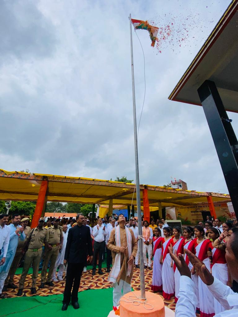 aksharmaBharat's tweet photo. आज स्वतंत्रता दिवस के अवसर पर आज़मगढ़ ज़िले के सरकारी कार्यक्रम में ध्वजारोहण किया।

अमृत महोत्सव के वर्ष में राष्ट्रसेवा के लिए पुनः संकल्प लिया।

वंदे मातरम।

#AzadiKaAmritMahotsav #हर_घर_तिरंगा #IndependenceDay @RSSorg @narendramodi @JPNadda @myogiadityanath @idharampalsingh https://t.co/H2yb67BPAP