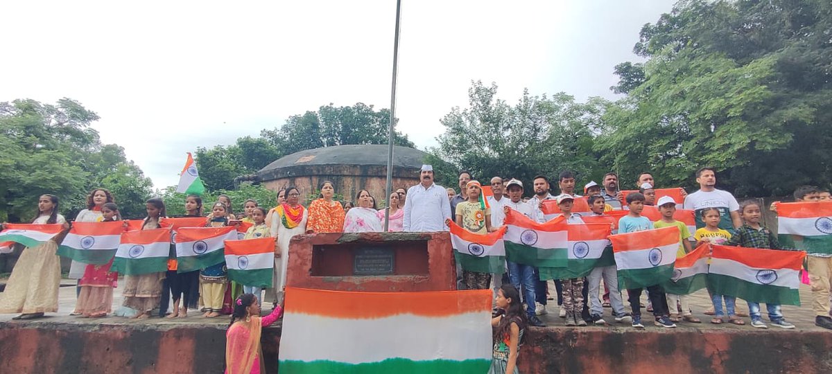 yogeshsawhney_'s tweet photo. Invited as Chief Guest at Govt. Girl Middle School New Plot #JammuZone to Hoist the #Tricolour. The program was organised by #Congress leader & Ranjeet Kumar along with School staff where students had organised a #cultural #program to #celebrate the occasion.
#IndiaAt75 https://t.co/r8ZivSWQP9