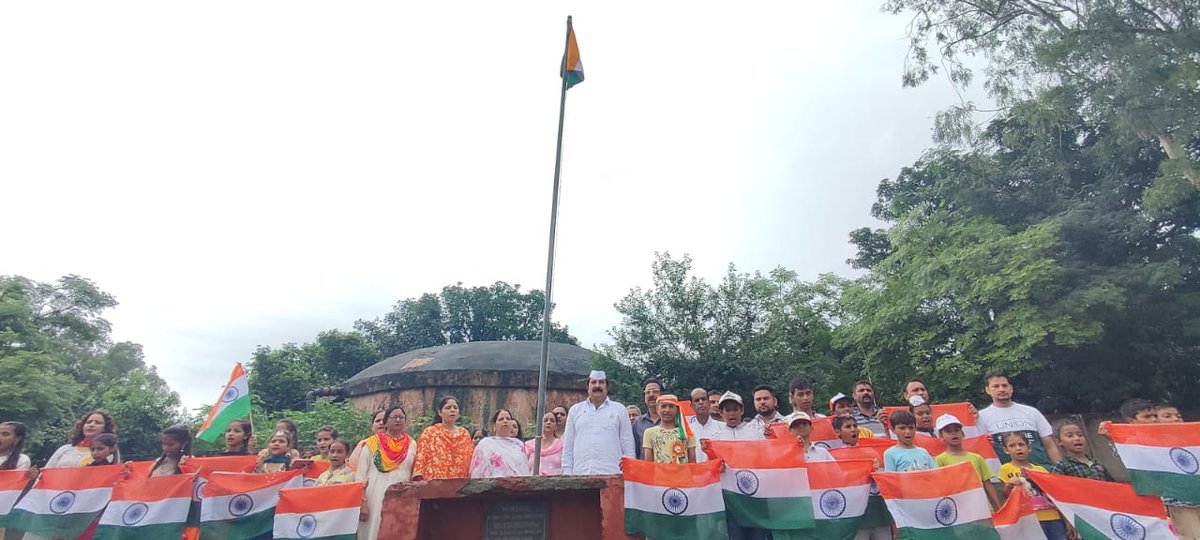 yogeshsawhney_'s tweet photo. Invited as Chief Guest at Govt. Girl Middle School New Plot #JammuZone to Hoist the #Tricolour. The program was organised by #Congress leader & Ranjeet Kumar along with School staff where students had organised a #cultural #program to #celebrate the occasion.
#IndiaAt75 https://t.co/r8ZivSWQP9