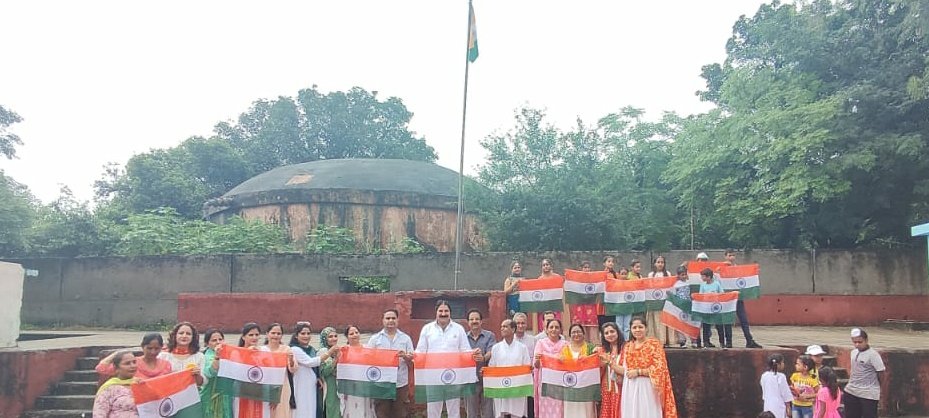 yogeshsawhney_'s tweet photo. Invited as Chief Guest at Govt. Girl Middle School New Plot #JammuZone to Hoist the #Tricolour. The program was organised by #Congress leader & Ranjeet Kumar along with School staff where students had organised a #cultural #program to #celebrate the occasion.
#IndiaAt75 https://t.co/r8ZivSWQP9