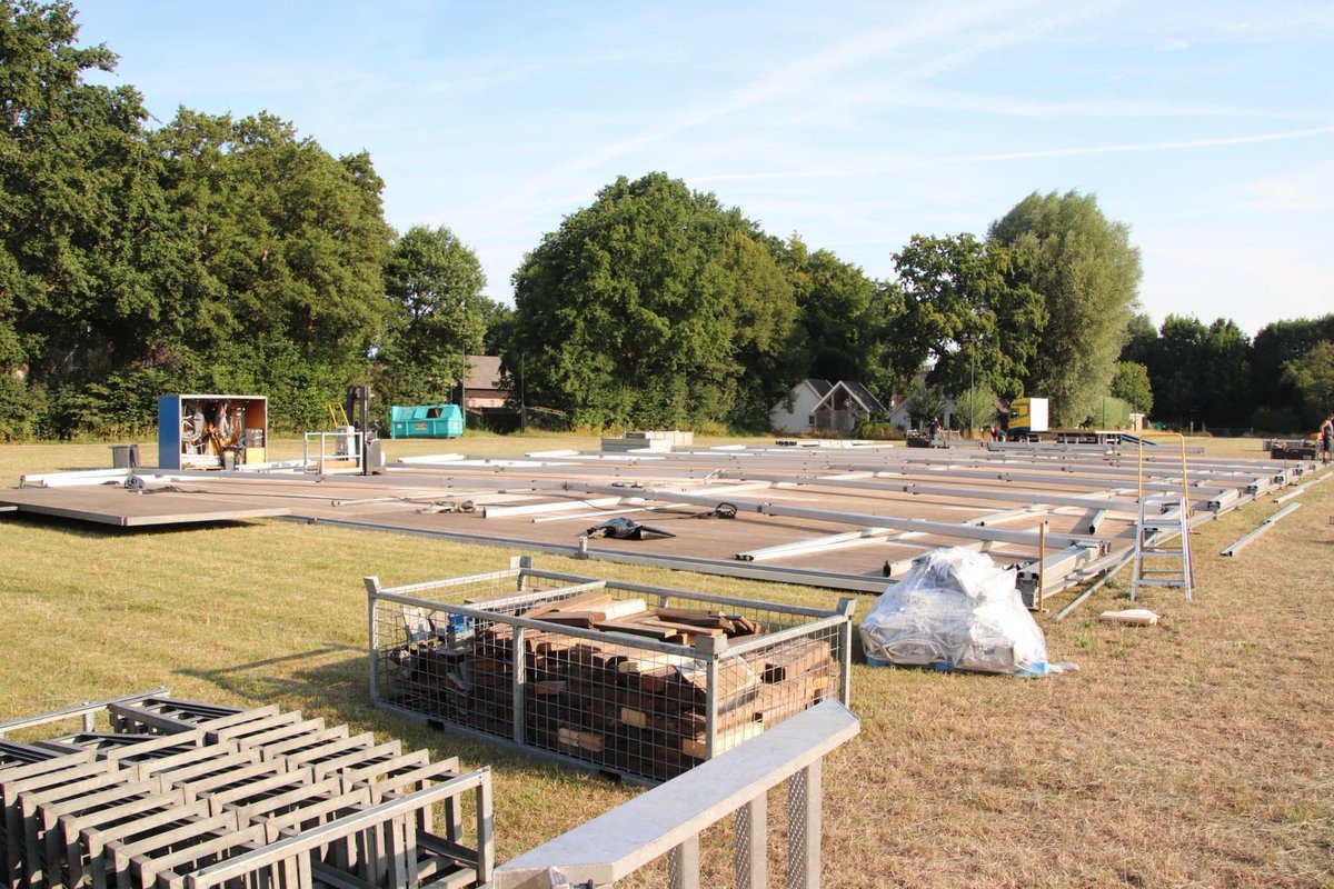 Gildefeesten's tweet photo. De opbouw van de accommodatie op De Blaak is vanmorgen van start gegaan. Tentenverhuur Visser bouwt aan de tentaccommodatie die straks de basis vormt voor 10 dagen activiteiten in het kader van het Soester Wandelweekend en de Gildefeesten. https://t.co/OhHAZKI0Ku