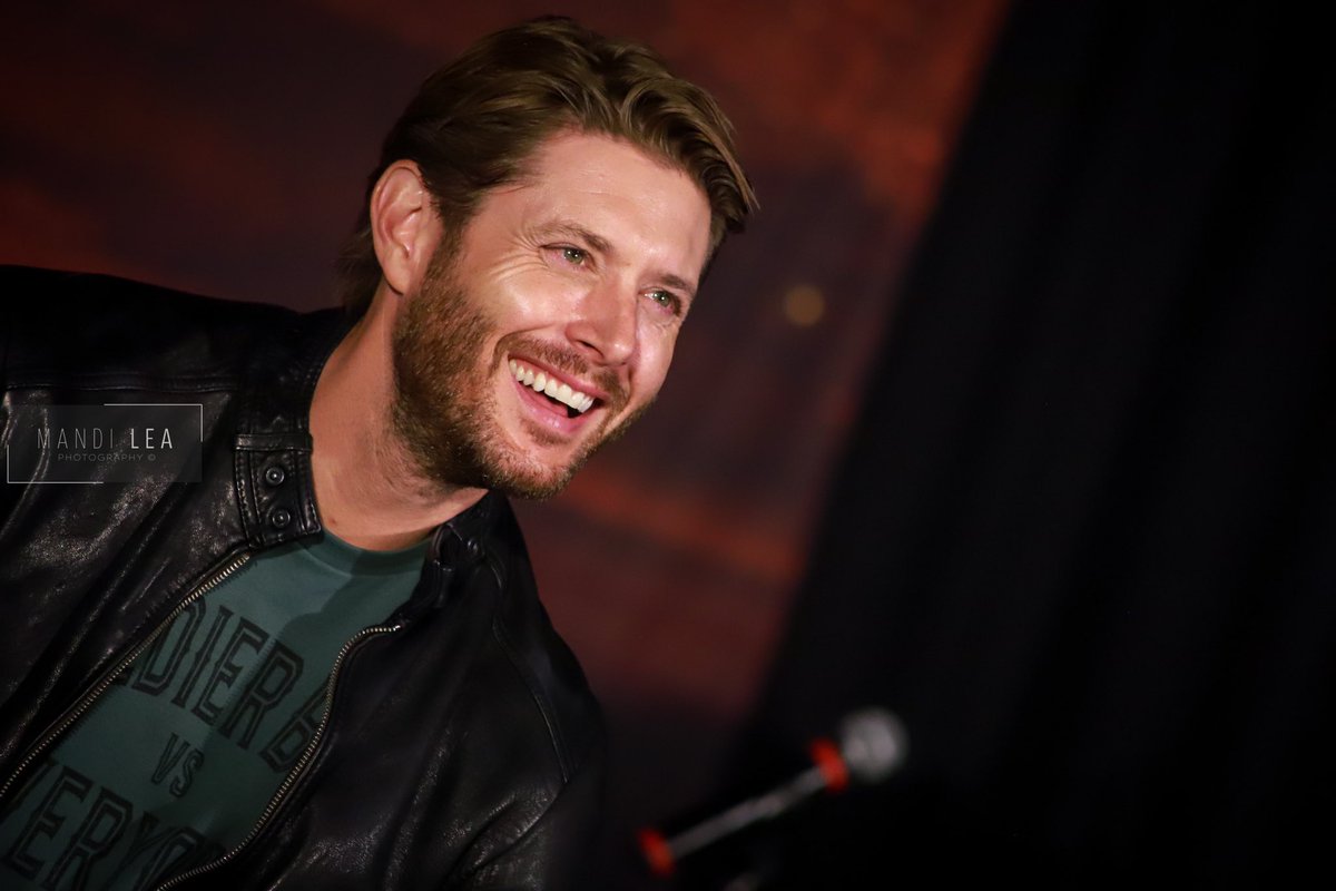 JensenAcklesPL's tweet photo. 📷 • @JensenAckles yesterday during the main panel at the #Supernatural convention in Washington, DC.
Part 1
#spnfamily #SPNDC #jensenackles 

🔗: @mandileaphotos https://t.co/mmzgMfLxKN