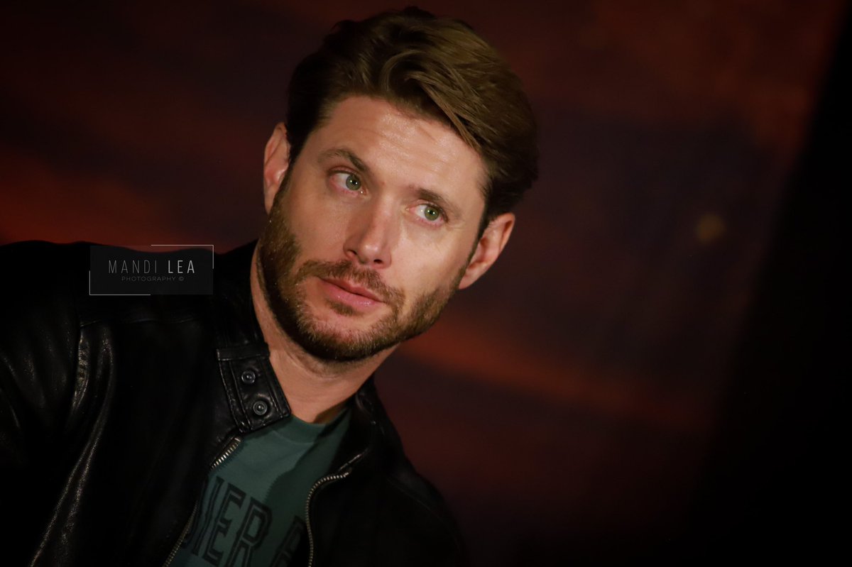 JensenAcklesPL's tweet photo. 📷 • @JensenAckles yesterday during the main panel at the #Supernatural convention in Washington, DC.
Part 1
#spnfamily #SPNDC #jensenackles 

🔗: @mandileaphotos https://t.co/mmzgMfLxKN