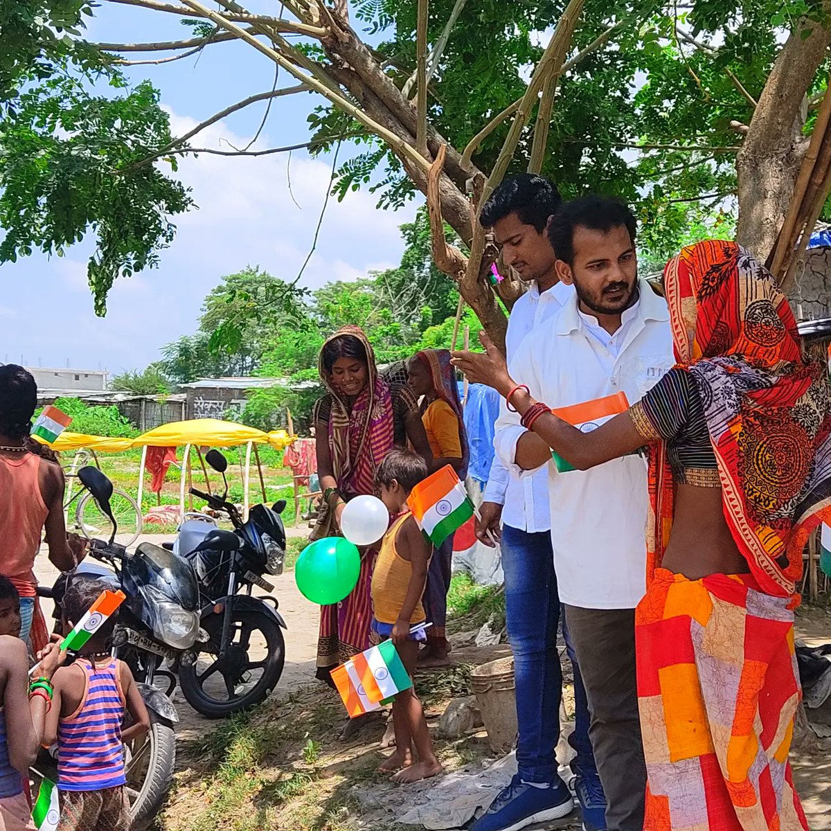 itnoaorg's tweet photo. 76वां स्वतंत्रता दिवस के शुभ अवसर पर आज ITNOA की ओर से हर बार की तरह इस बार भी, झुग्गी में बच्चों के साथ स्वतंत्रा दिवस मनाया, बच्चों के लिए झंडे गुब्बारे और मिठाईयां था, जब बच्चों के हाथों में मिला तो उनके खुशी का ठिकाना नहीं था
Itnoa परिवार की ओर से स्वतंत्रता दिवस की मुबारकबाद https://t.co/IJor8z1cJY