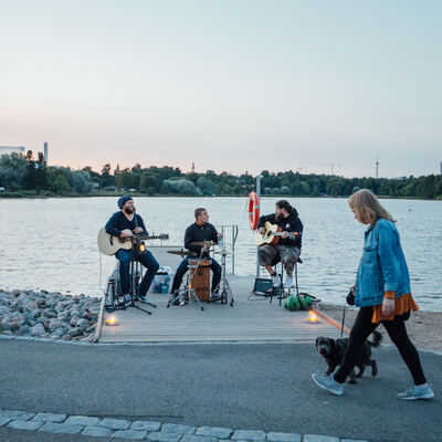 OurFinland's tweet photo. ✨Once a year, Helsinki transforms into an open stage for performances✨

🎭The beloved Night of the Arts is celebrated tomorrow on Thursday the 18th of August, bringing art to the streets of Helsinki for everyone to enjoy.

📸Riku Pihlanto, Julia Kivelä
#VisitFinland #OurFinland https://t.co/1t8QwBYK0t