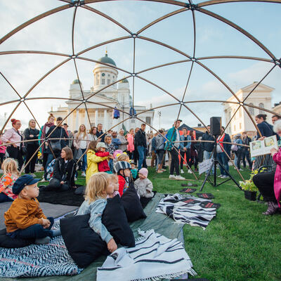OurFinland's tweet photo. ✨Once a year, Helsinki transforms into an open stage for performances✨

🎭The beloved Night of the Arts is celebrated tomorrow on Thursday the 18th of August, bringing art to the streets of Helsinki for everyone to enjoy.

📸Riku Pihlanto, Julia Kivelä
#VisitFinland #OurFinland https://t.co/1t8QwBYK0t