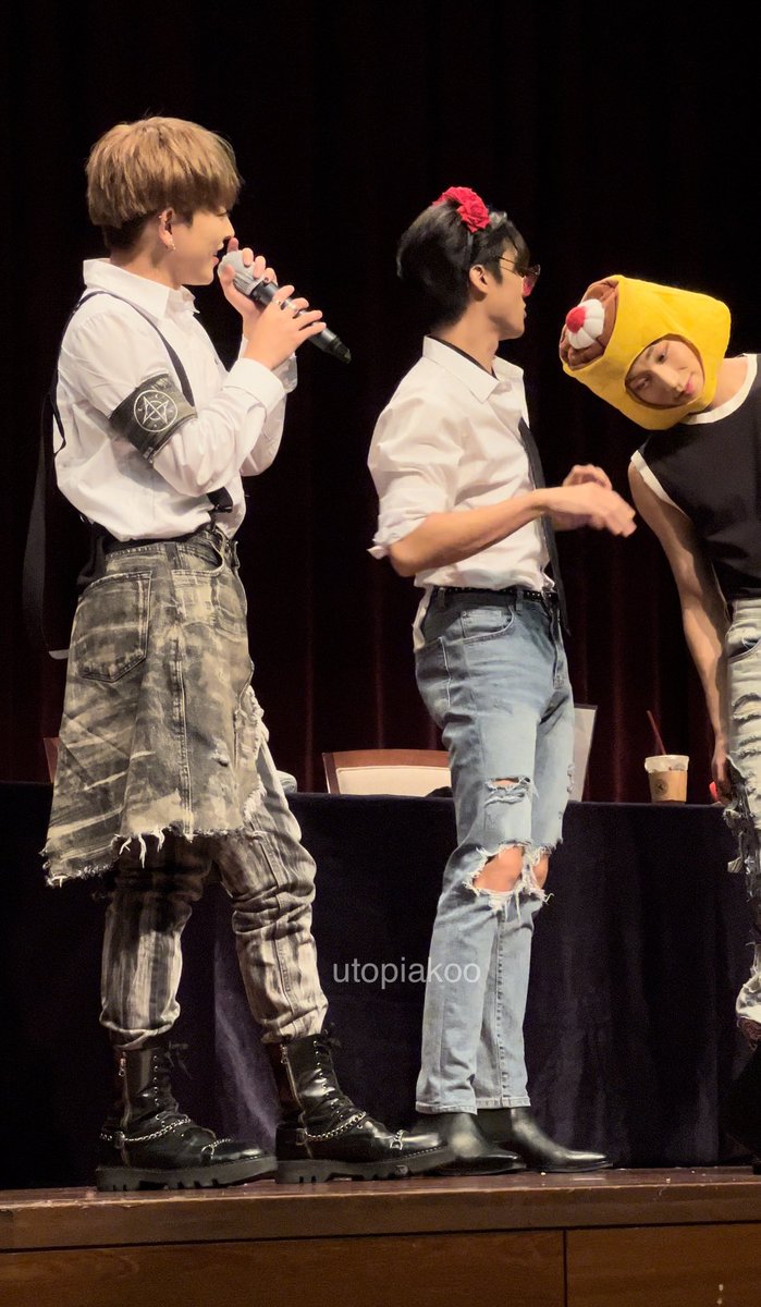220814 - 에버라인 팬싸 everline fansign

just san asking everyone to eat him

#에이티즈 #ateez #산 #san