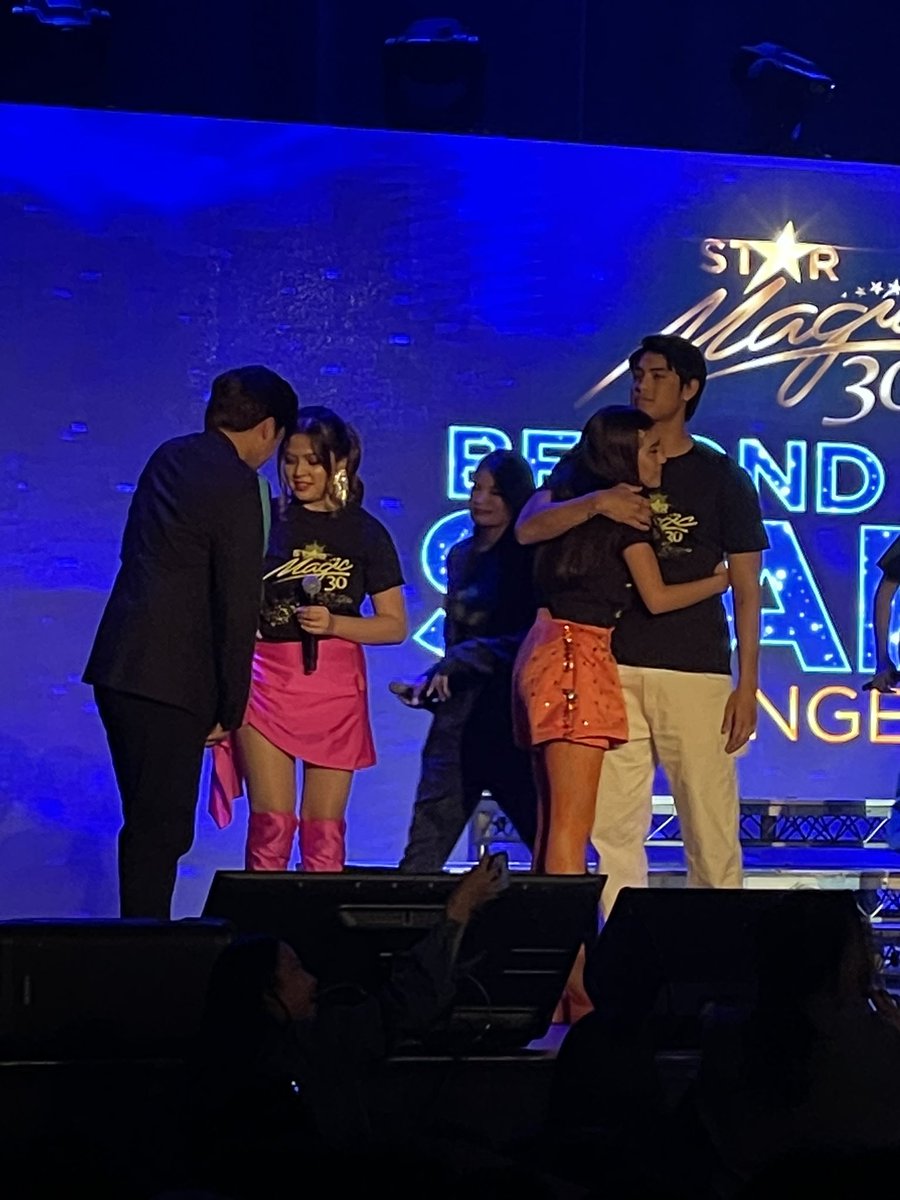 NhilaNhils's tweet photo. These loveteams though. Sweetness overload. 💗💗
#KDLEX #DonBelle #StarMagic30BeyondtheStars https://t.co/apldbVgZ9r