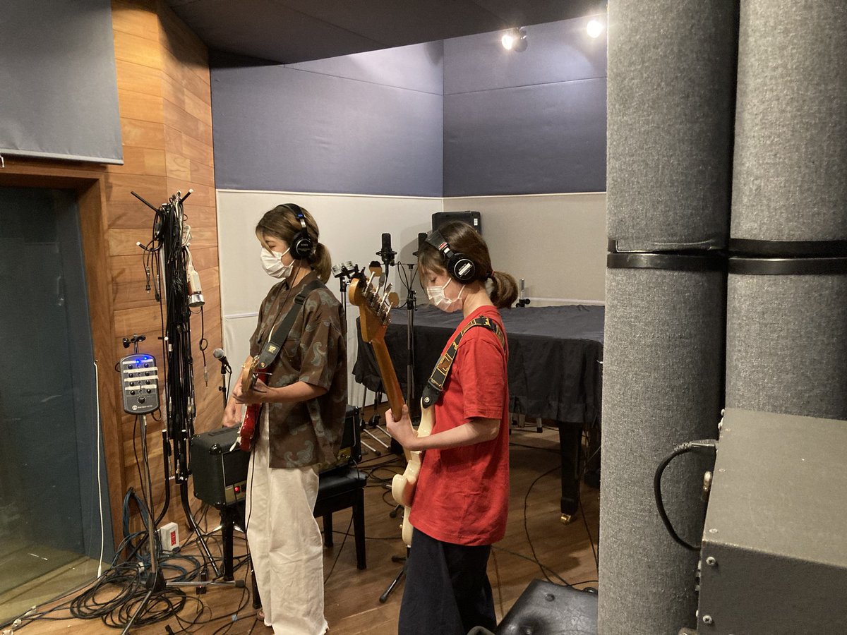 Studio_Vega_'s tweet photo. ジョージロック夏大会の最中、
本日やっと春大会のスタジオレダ賞【森の中のねこまんま】
無事レコーディング完了🎶
ナイスなでき👍
お疲れ様でした〜
#スタジオレダ
#ジョージロック
#森の中のねこまんま
#レコーディング https://t.co/h67f7loiGs