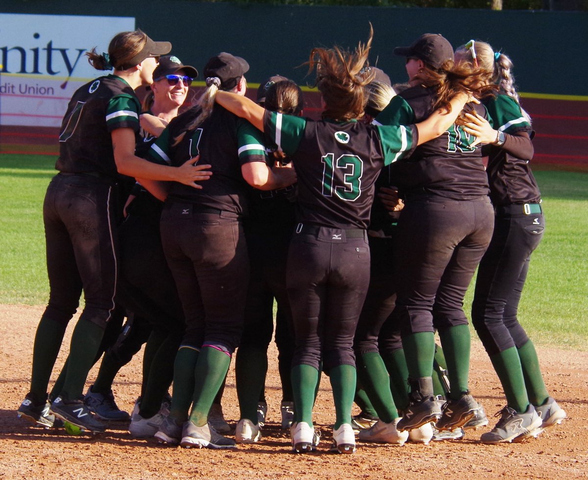 GordieHoweSport's tweet photo. #Alberta’s #Calahoo #Erins downed #Saskatchewan’s #Carnduff Southeast #Steelers 2-1 in the gold medal game of @SoftballCanada's Women’s Canadian Championship tournament. The Erins have won gold at the last three consecutive women’s Canadian nationals. #Wearefamily. #Yxe. https://t.co/XSpEJ43q4O
