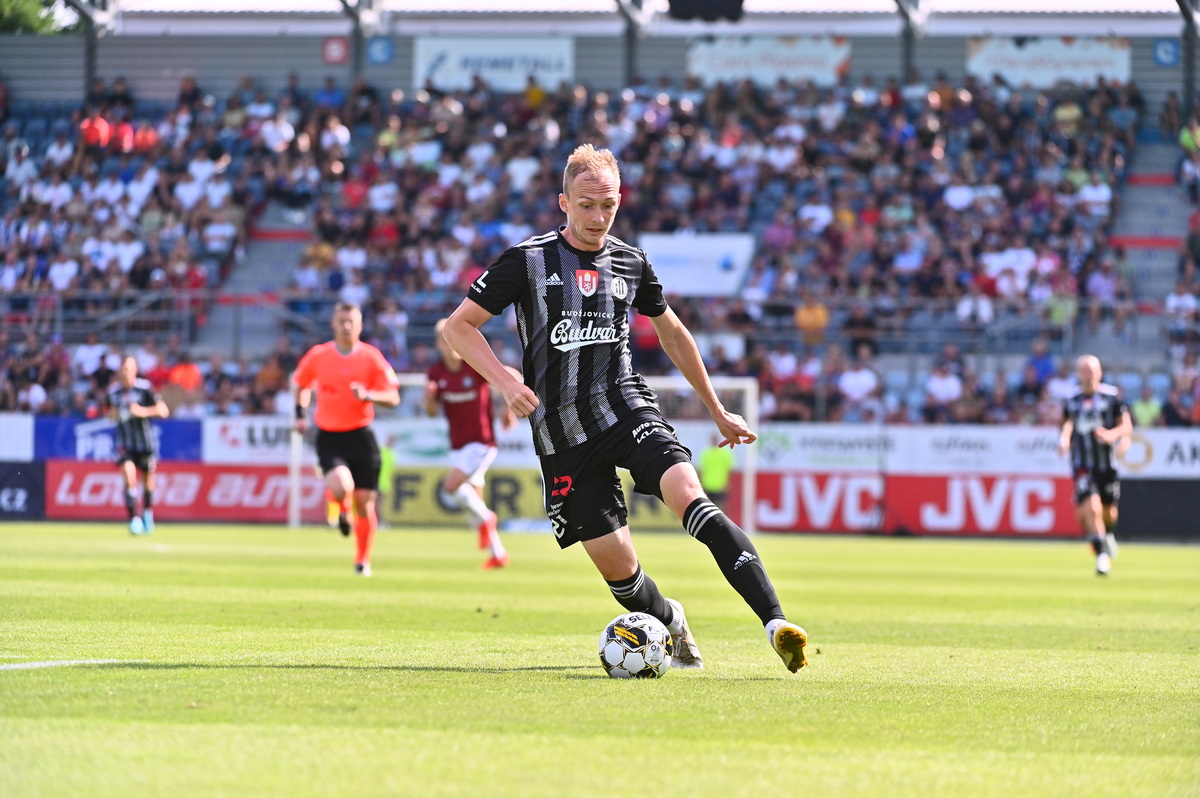 JanJasenka's tweet photo. Za @SK_Dynamo_CB má za sebou druhý zápas a ten proti Slovácku mu fakt vyšiel. Streli gól, druhý vypracoval a bol pri ďalších akciách, ktoré však ČB nepremenili. Lukáš Čmelík patril medzi najlepších na ihrisku. Ja len dúfam, že si nepokazí povesť 🇨🇿⚽️🇸🇰 #dynamocb #fortunaliga https://t.co/1Tr2Qcy7pr