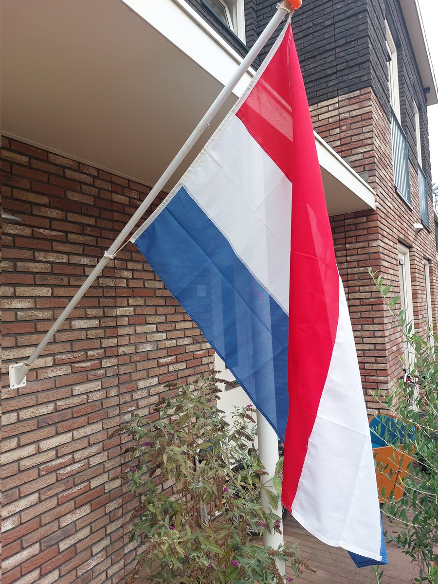 Verder attendeer ik er even op, dat de Nederlandse vlag er dus eigenlijk zo uitziet. Op 15 augustus herdenken we het einde van de Tweede Wereldoorlog; God zij dank kan dat in vrijheid. <a href="/vlagprotocol/">Vlagprotocol</a> #herdenking #15augustus #15augustus1945 #15August2022