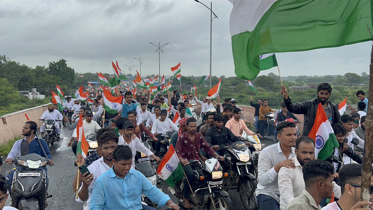 SyedMoin9890's tweet photo. Alhaj Br. @asadowaisi Sb or Janb @imtiaz_jaleel Sb. ki Hidayat per aj Feroz Lala Sb. or Maine or Nanded Majlis Zimmedaran Saber Choush Amjad Baig wagera ne TIRANGA RALLY nikale Zisme Barish hone ke bawajud bhi Hazaro logone Shirkat ki or Rally ko Kamiyab Banaya.. @aimim_national https://t.co/z4MfdYuW8d