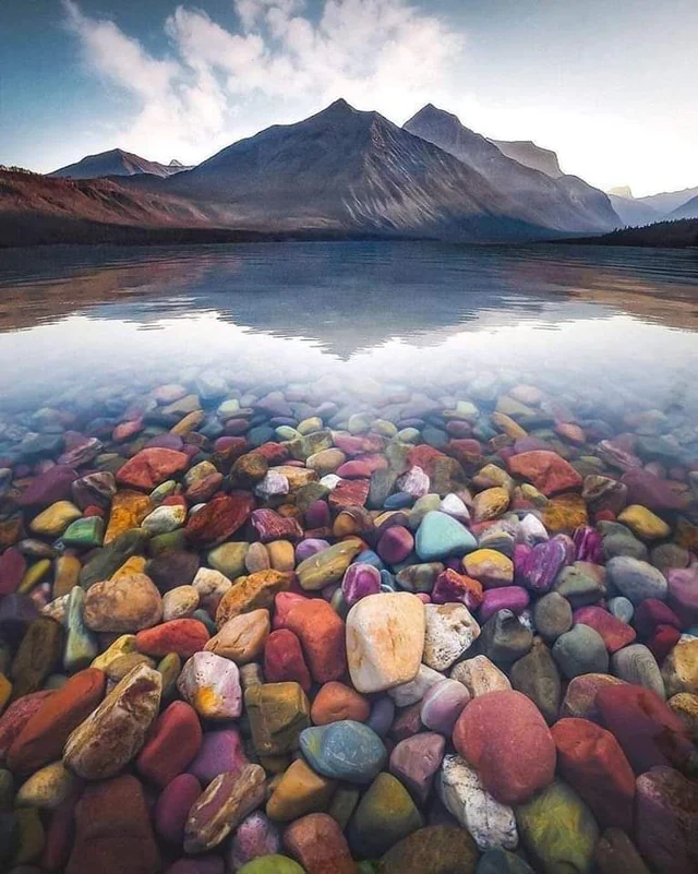 Elizabeth_Ruler's tweet photo. The Colorful pebbles of Lake McDonald in Glacier National Park, Montana https://t.co/5ix0Ab6sGd