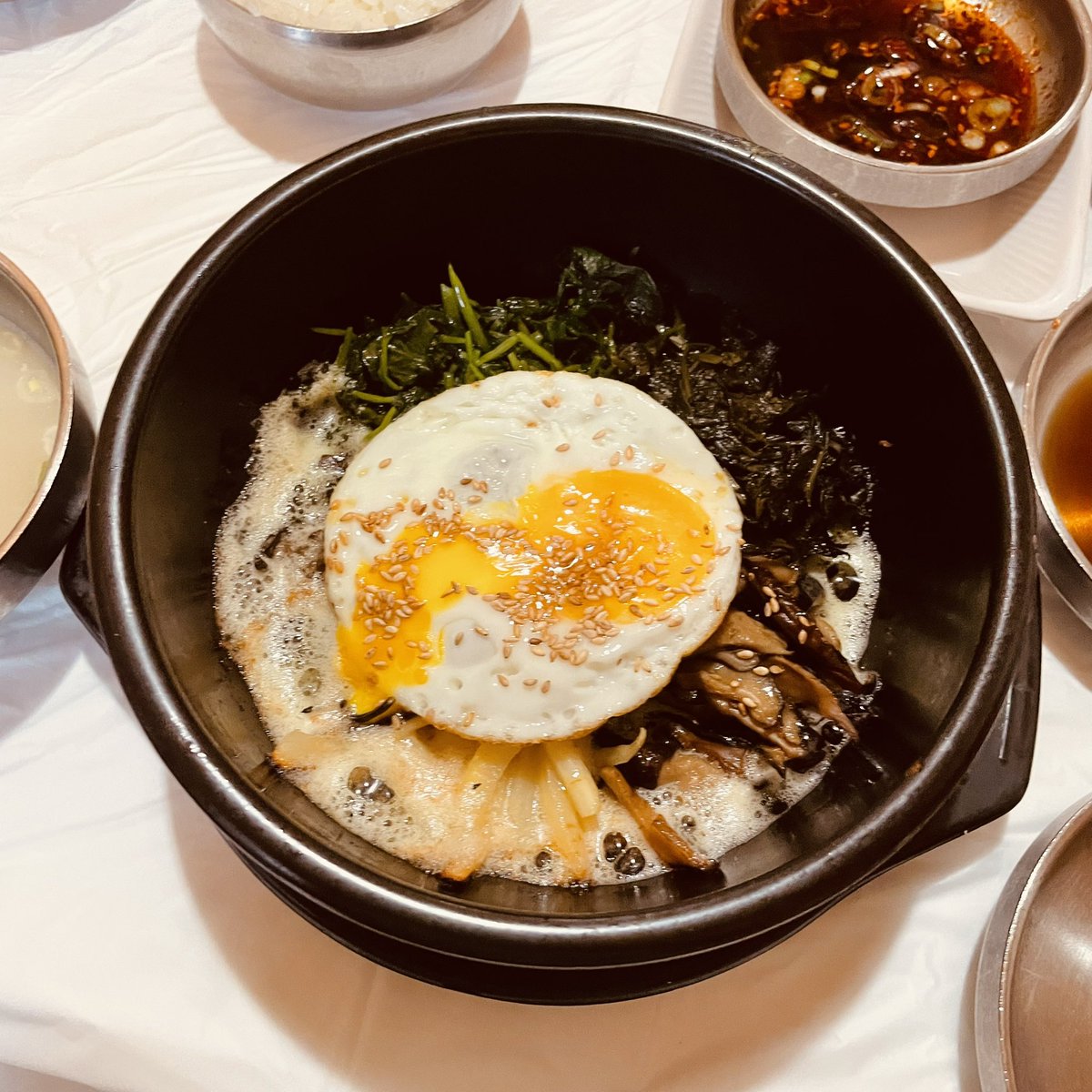 abyss_737's tweet photo. 산채로 비벼진 “산채비빔밥”
얼굴 큰사람만 먹을 수 있는 “얼큰 순두부” https://t.co/oH5PlZzI9N