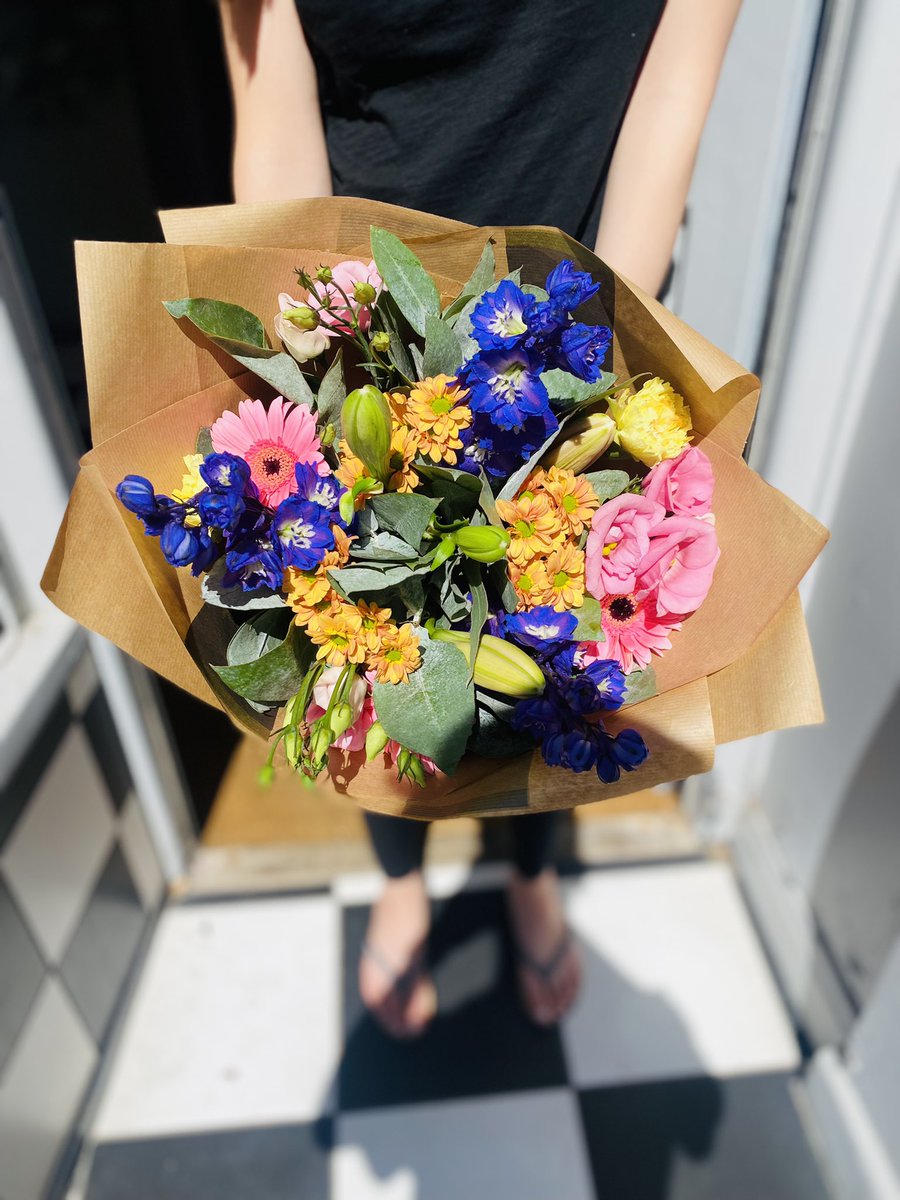 Happy Monday 

The Sun may not be brightening your week, but a bunch of flowers definitely will! 

📞01553 278710
🛍23 St James Street, PE30 5DA

Shop now💐

#localbusiness #localflorist #kingslynn #discoverkingslynn #funeralflowers #weddingflorals #kingslynnflorist