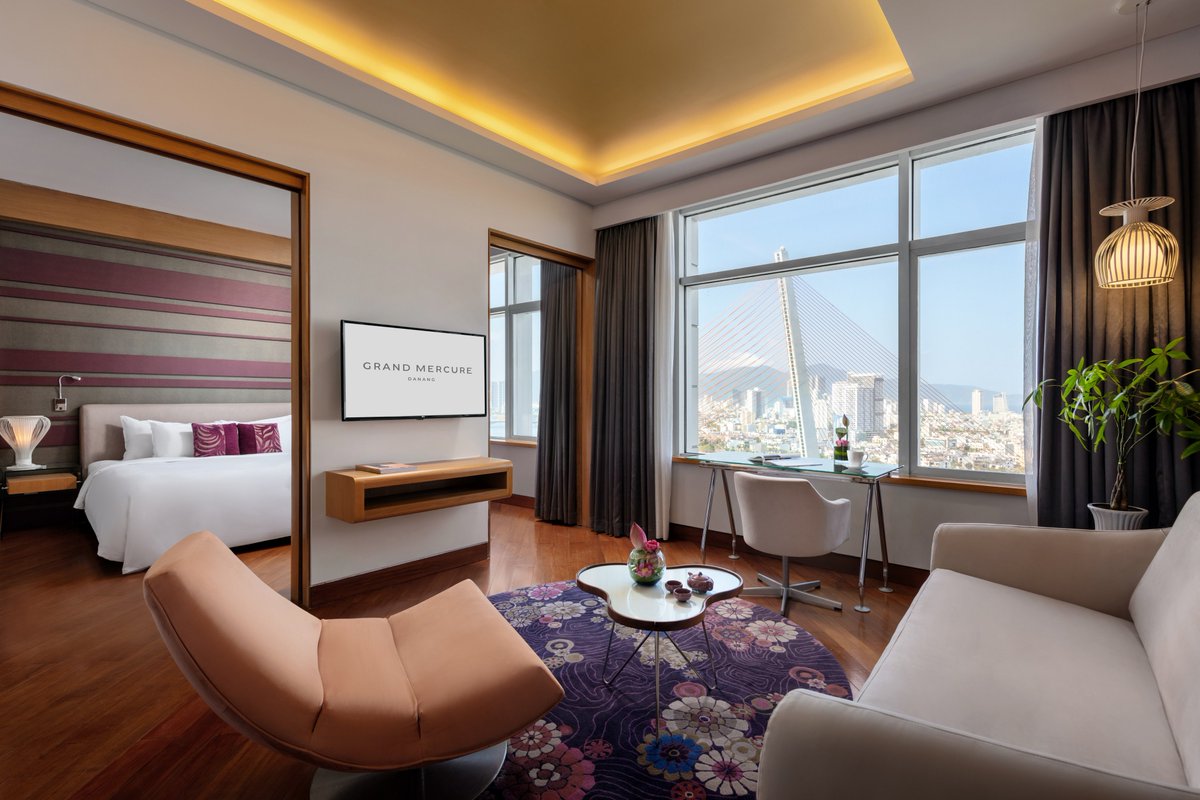 GrandMercure_DN's tweet photo. Resting on the upper floors of #GrandMercureDanang, our 52 sqm #FamilySuite offers stunning views of Han River – from Tran Thi Ly Bridge to Dragon Bridge and everything in between. 
https://t.co/mDFHxyJBW0 
#ALLAccor #Danang #Vietnam https://t.co/d9DBCHyijk