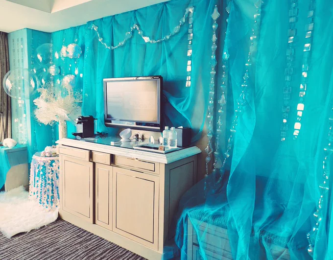 インターコンチネンタルのマーメイド部屋に来たピエール・エルメコラボのアフタヌーンティーがついている 