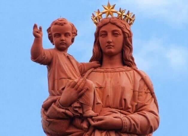 En ce 15 Août, nous célébrons l’Assomption de la Vierge Marie.  Je souhaite à mes amis catholiques une heureuse et Sainte Fête ainsi qu’à toutes celles qui portent ce doux prénom. Au Puy-en-Velay, la Mère de Notre Seigneur Jésus est priée sous le vocable de Notre-Dame de France.