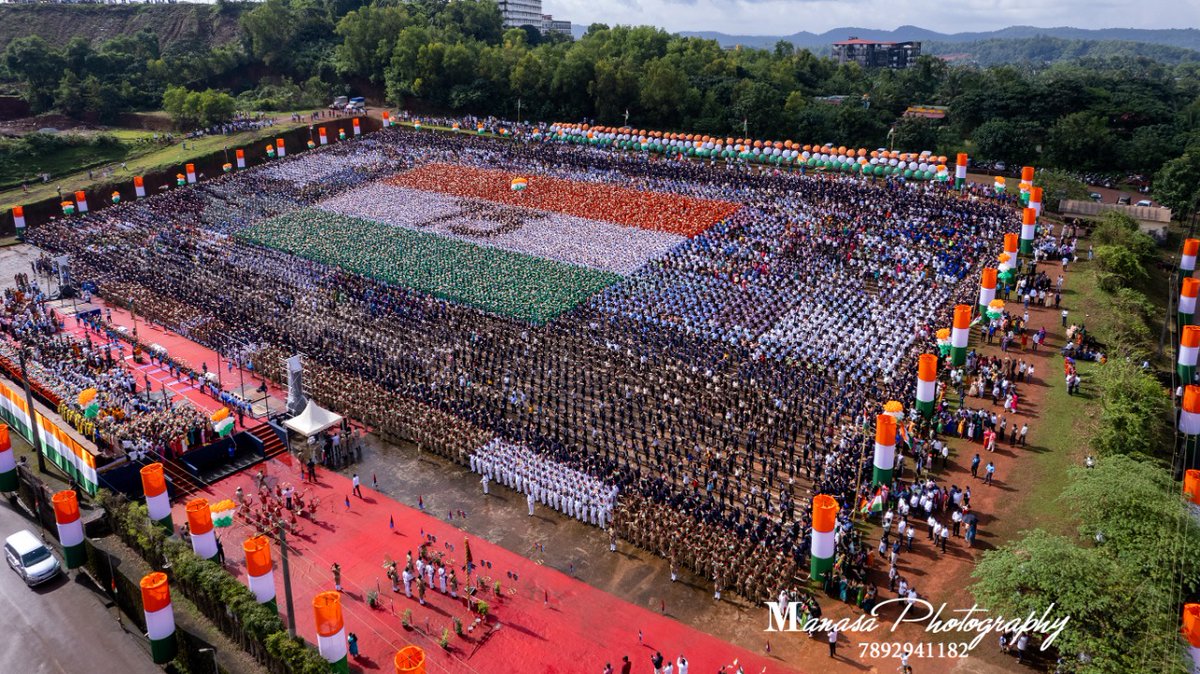 drmohanalva's tweet photo. More than 25000 students celebrating independence day in Alvas Campus Moodubidire, Karnataka https://t.co/h51B0s0wFl