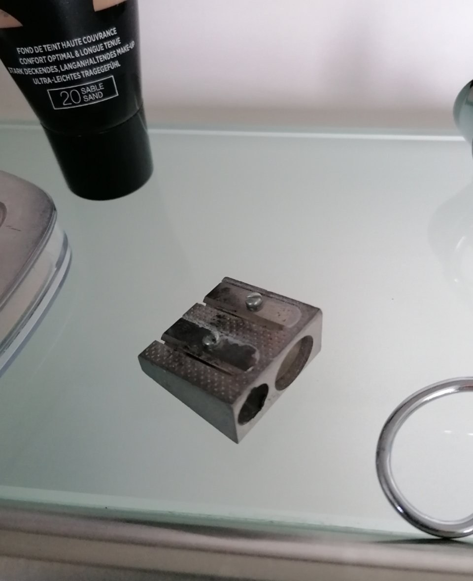 KSteelecf's tweet photo. Ladys #luxuryproblem: I'm really desperate to find a new #cosmeticsharpener, WTF happened to all of them?! 😳 One worse than the other! 😠 Currently using the one for crayons, that's ok but no permanent solution 🤔
#Advise needed... 🙏
#crayonsharpenerabuse https://t.co/cZS8ONuhTs