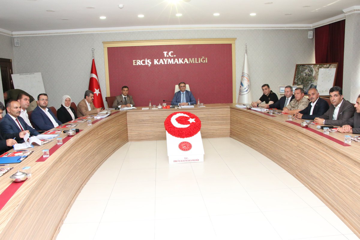 Van Valisi ve BB. Bşk. V. Sn. Dr. Ozan Balcı ilçemize teşrif etti.
Kaymakamımız ve Erciş Bld. Bşk. V. Sn. Dr. Nuri Mehmetbeyoğlu, kurum amirleri, STK ve siyasi parti temsilcileri, muhtarlar ve vatandaşlarımız tarafından karşılanan Sn. Valimiz, Kaymakamımızdan brifing aldı.