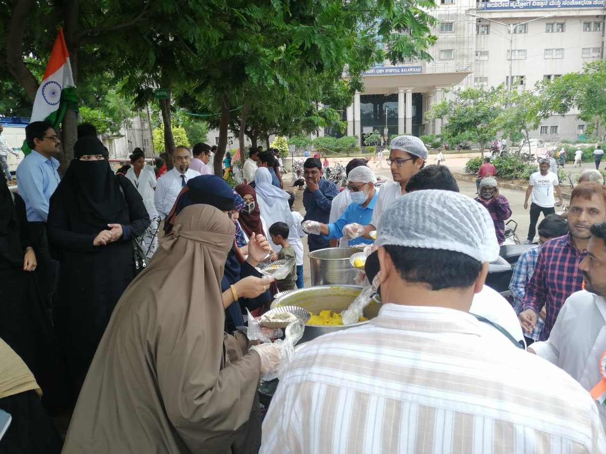 SyedSaifulla20's tweet photo. On the occasion of #IndependenceDay.
https://t.co/a88CLzDAuF has celebrates with the poor 
People by distributing the free food to the needy ones across in #India
Photos of Gims Gulbarga.
#HarGharTiranga
@KarnatakaWork 
@TariqSyedA 
@imtiaza92731719 https://t.co/8Rj3sywa4H