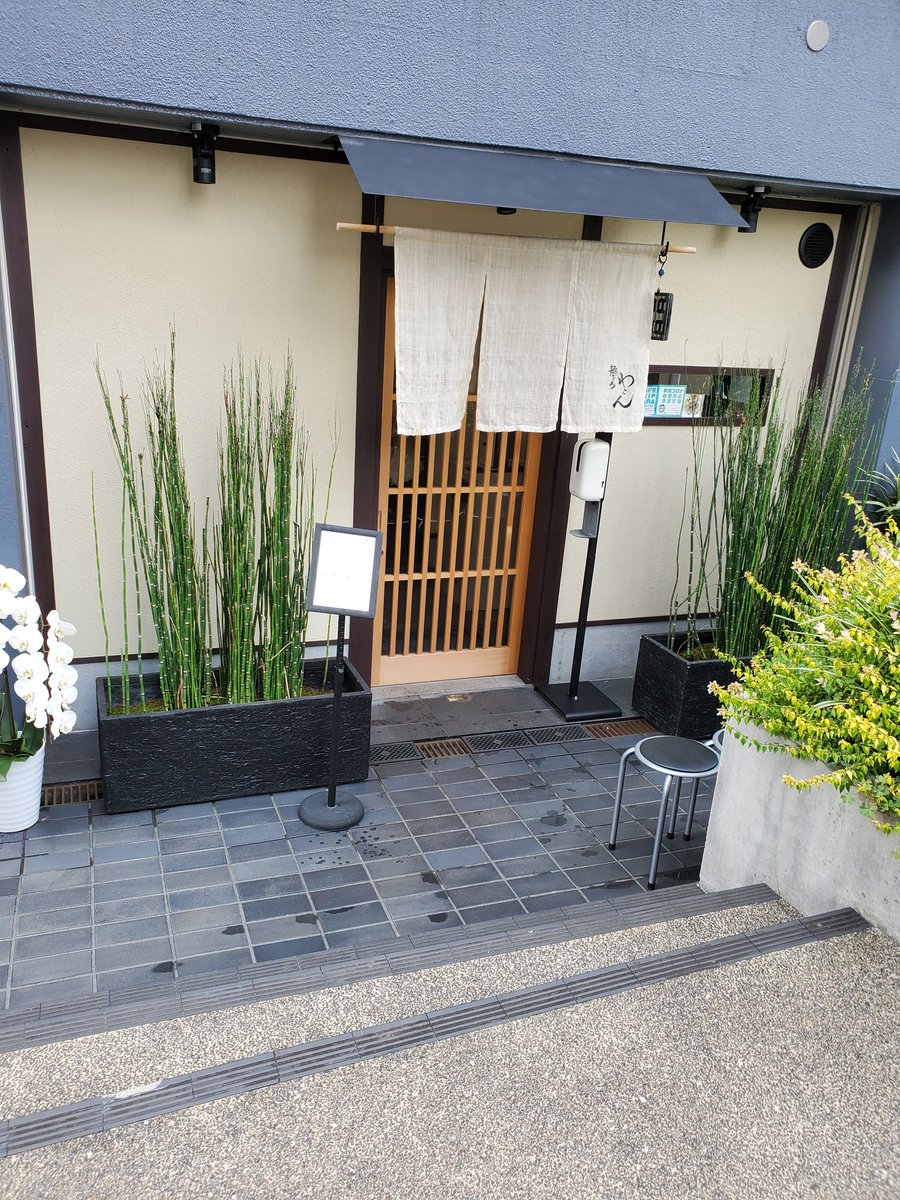 marumarugamech's tweet photo. 奈良ひとり旅にて

「麺どころ　わこん」さんに行ってきました！
昼間から名産の煮麺と奈良の地酒をいただいできました🎵
お店は大人気で、忙しそう💨
「帰りに料理遅くなってすいませんでした」と声かけ😃
奈良の人ってみんな優しいと感じホッコリしてきました🎵
#麺どころわこん 
#奈良旅
#ひとり旅 https://t.co/B80zGMKs0k