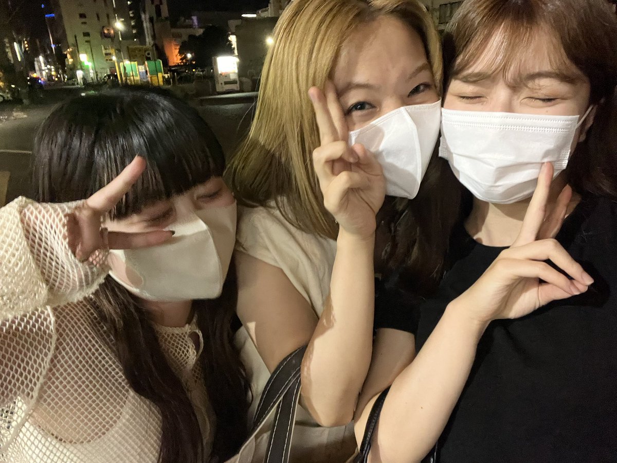 r__IOO9's tweet photo. バイトのオープニングは仲深い🔥 https://t.co/wh8stI6U1C