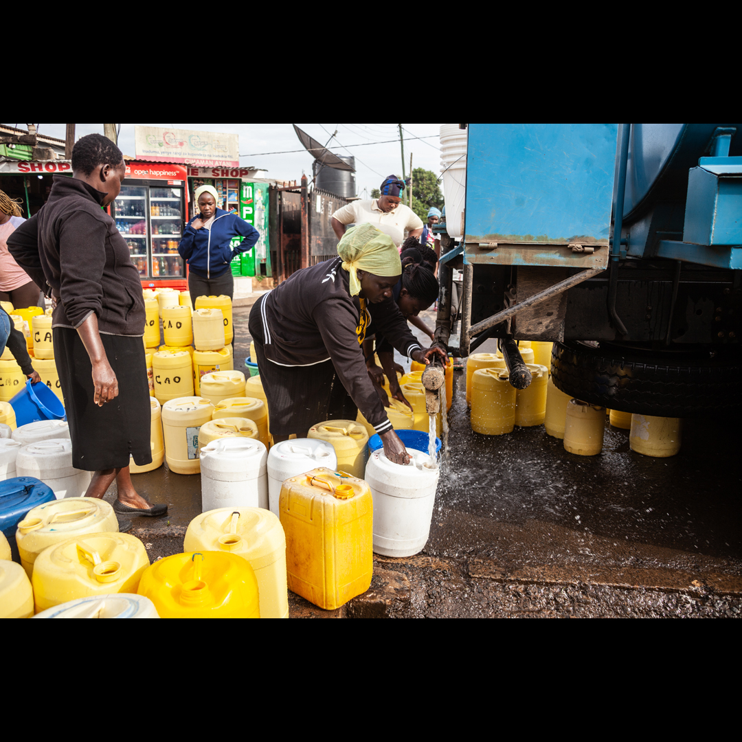 VIIAcademy's tweet photo. Almost 2.5 million Nairobi residents don't have access to piped water and have to rely on vendors orchestrated by a group of corrupt city water providers who work with community cartels to unlawfully limit and control water network. ©Kelvin Juma (@debirdz_) #viiacademy https://t.co/QQQXhLGako