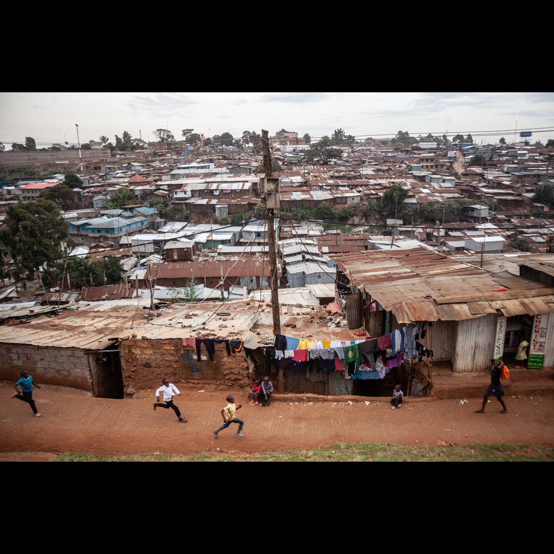 VIIAcademy's tweet photo. Almost 2.5 million Nairobi residents don't have access to piped water and have to rely on vendors orchestrated by a group of corrupt city water providers who work with community cartels to unlawfully limit and control water network. ©Kelvin Juma (@debirdz_) #viiacademy https://t.co/QQQXhLGako