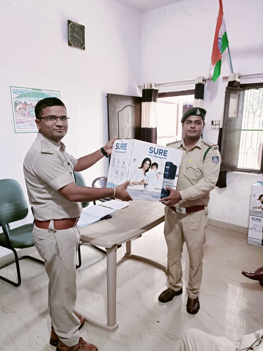 EarthBrigadeIN's tweet photo. Celebrating #75YearsOfIndependence!
We donated 176 water filters to the forest staff of Kurai patrolling camp in Madhya Pradesh.
#ForestsOfIndia #ForestDepartment #ForestGuards #CommunityService #IndependenceDay2022 #HappyIndepenceDay #WildlifeConservation #ForestConservation https://t.co/vBggXnlDvi